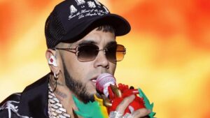 Anuel AA barre el piso con fanático que le lanzó una bandera de España