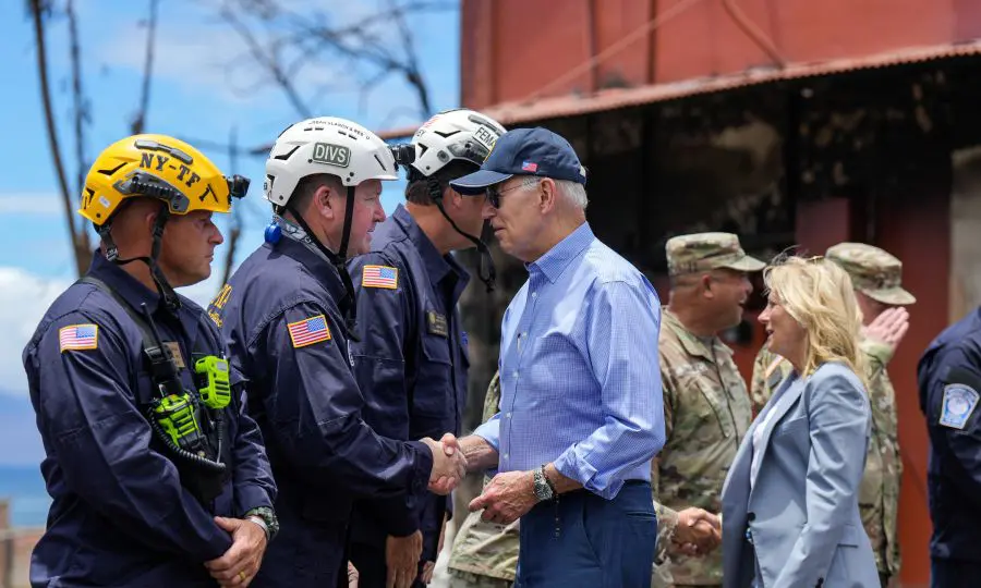 Biden se duerme en acto con las víctimas de los incendios de Hawái