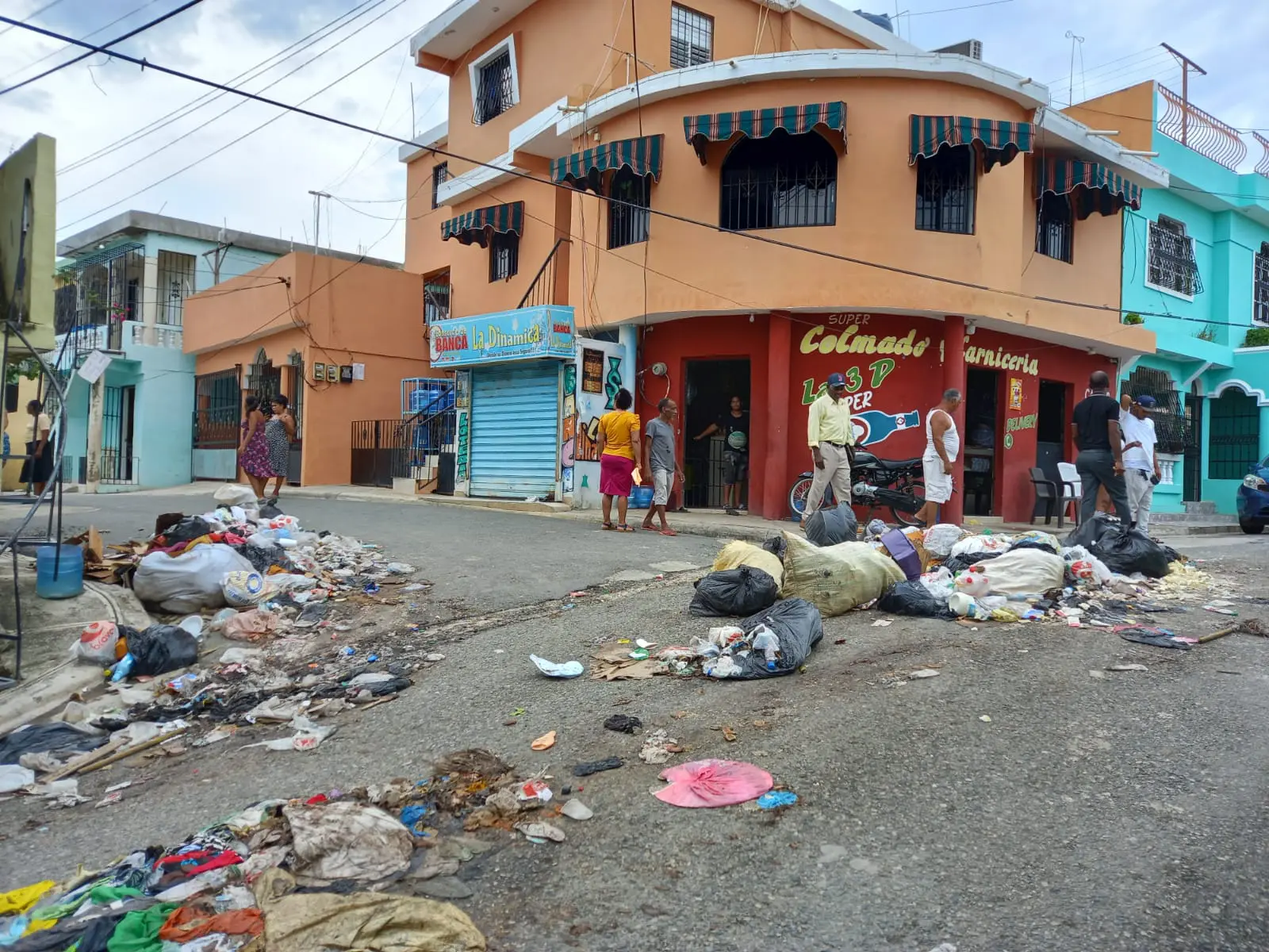 Protestan en los Frailes II por "pilas" de basura dejadas por camión ASDE