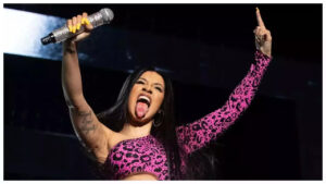 A Cardi B se le vio el cordón del tampón en pleno concierto