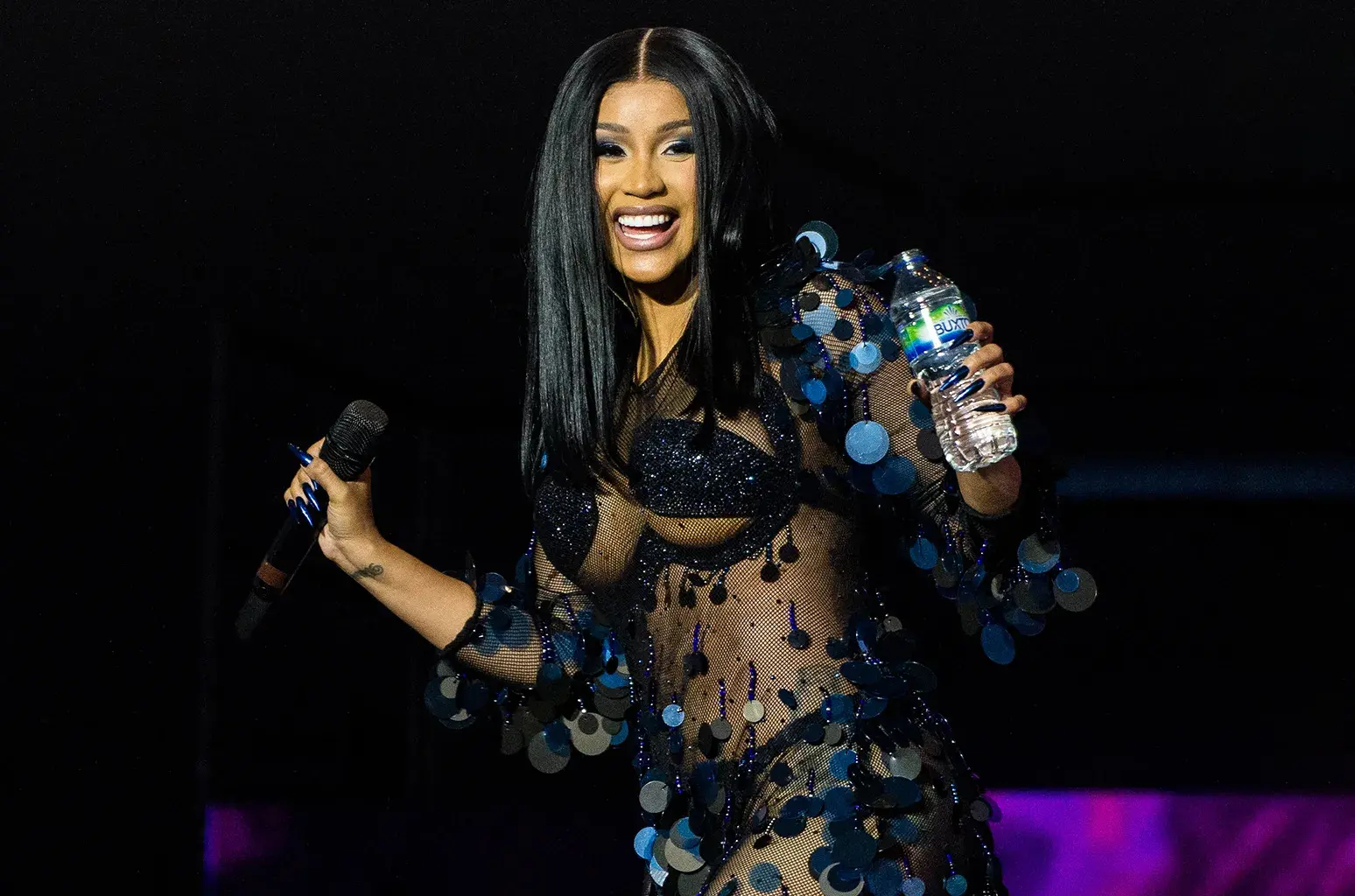 Una breve lista de cosas que Cardi B ha lanzado además del micrófono