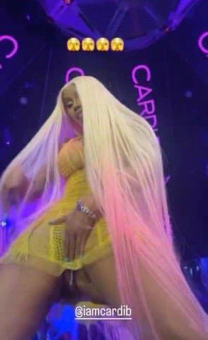 A Cardi B se le vio el cordón del tampón en pleno concierto