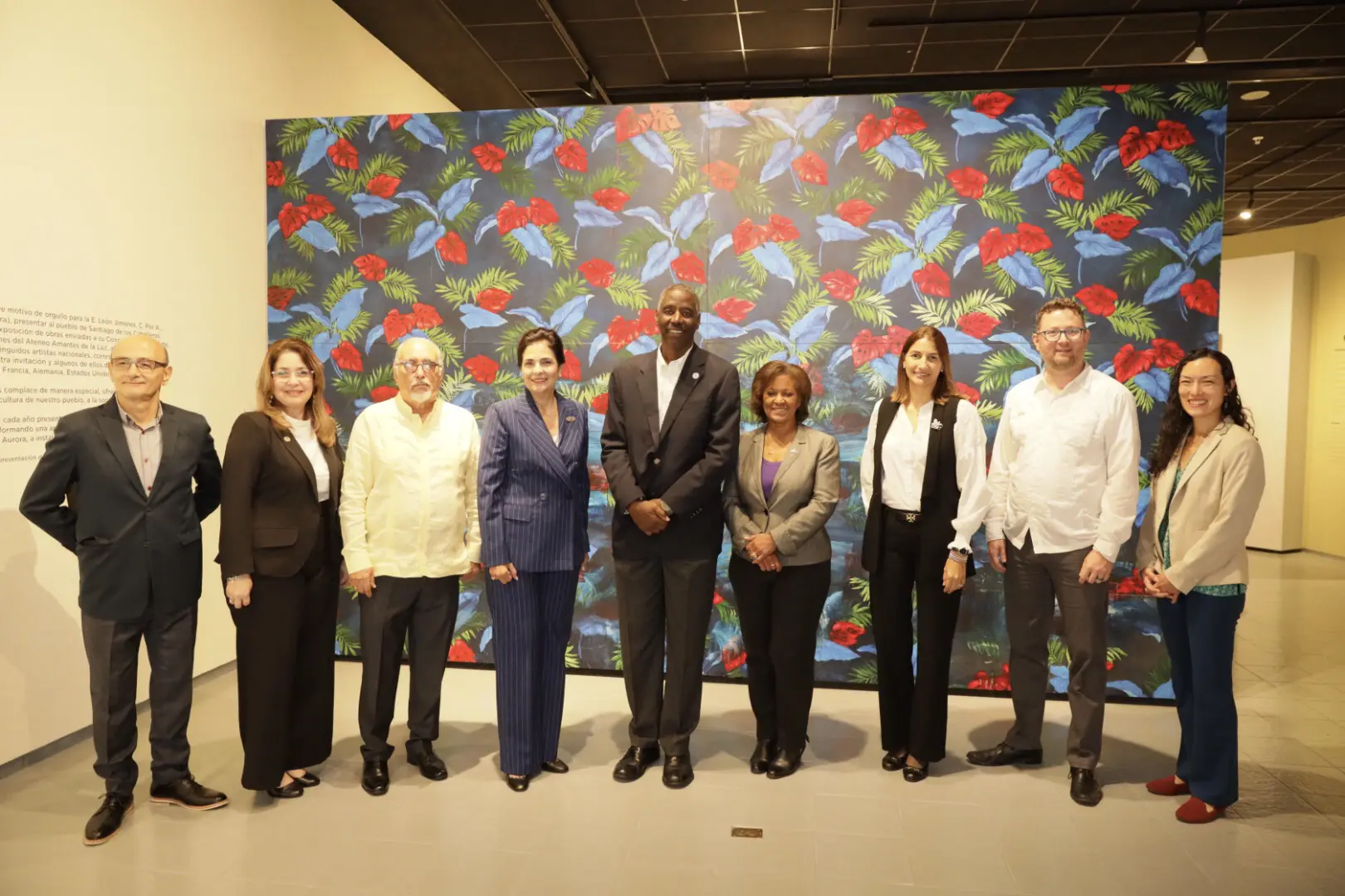 Al centro, el encargado de Negocios de la Embajada de los Estados Unidos, Isiah Parnell durante su visita al Centro León. FUENTE EXTERNA