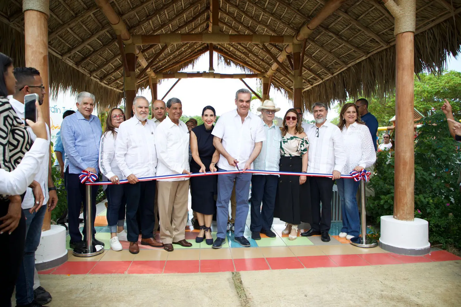 Abinader inaugura multiuso y parque infantil en honor a Rosa Gómez de Mejía 