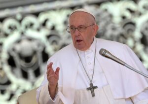 El papa llama a los periodistas a combatir la desinformación