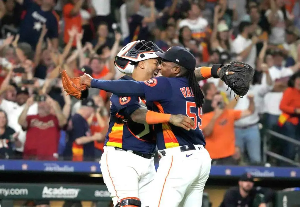 El momento en que Framber Valdez concreta el no-hitter ante Cleveland