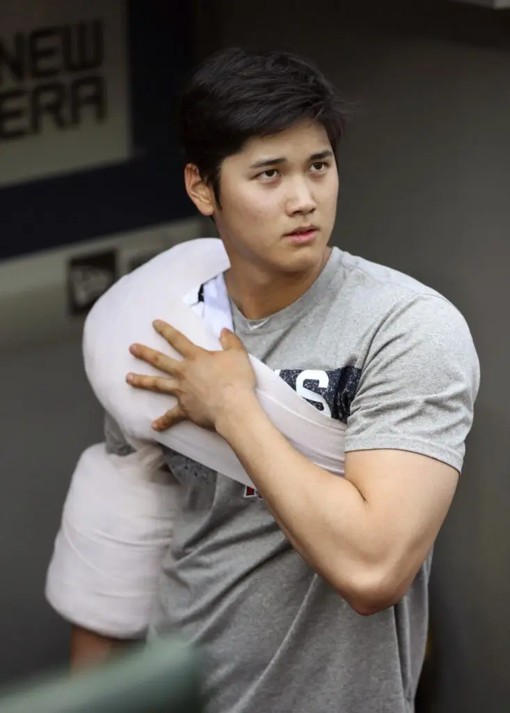 Cirugía Tommy John: el procedimiento al que puede someterse Ohtani