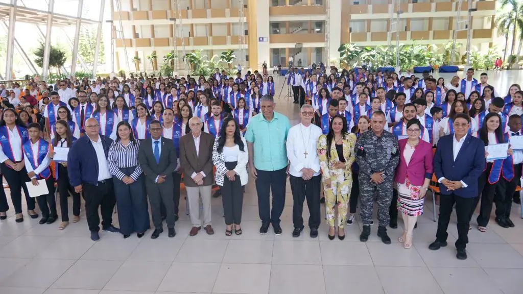 Autoridades junto a los participantes del programa de capacitación “Red de Líderes Mediadores Comunitarios". FUENTE EXTERNA