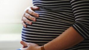 Muere electrocutada embarazada al conectar abanico en La Romana