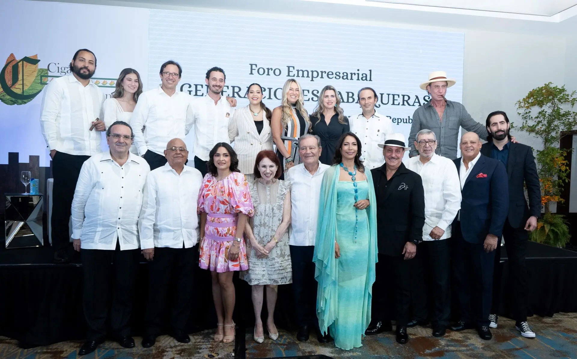 Familias Tabaqueras participantes en el Foro Empresarial “Generaciones Tabaqueras”, junto a los anfitriones, Ángel García y Josefina de García. FUENTE EXTERNA