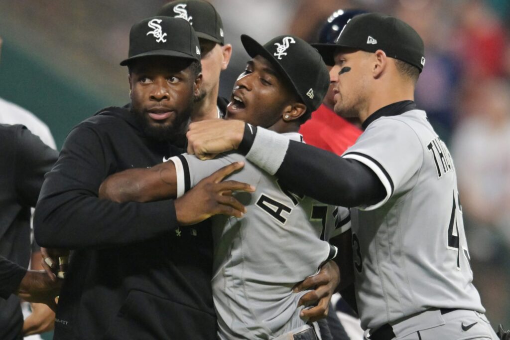 Tim Anderson amenaza a José Ramírez en las redes y luego lo elimina