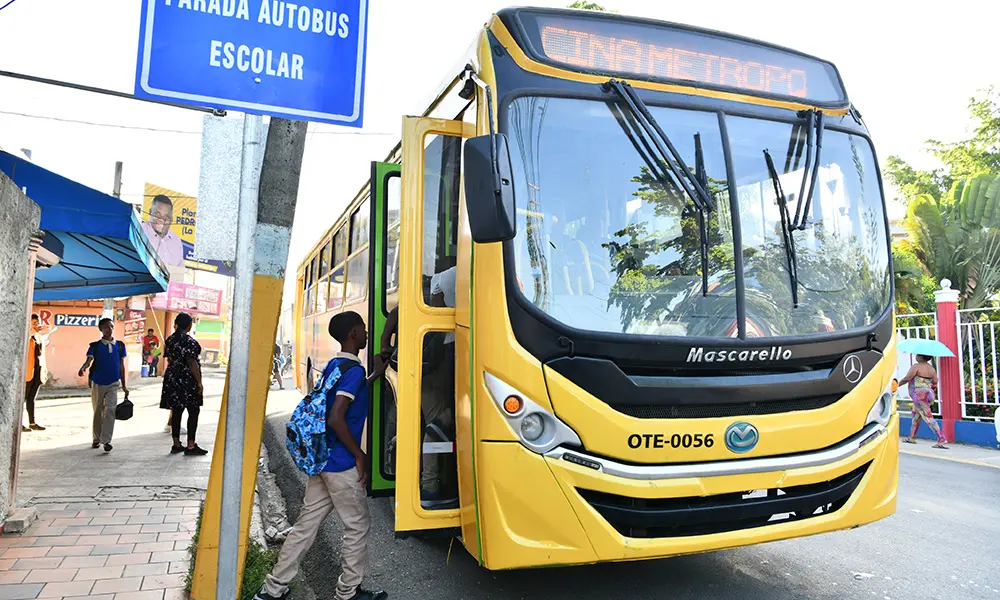 Estudiantes en La Victoria hacen uso del servicio del Sistema Nacional de Movilidad Estudiantil. Foto: Danny Polanco