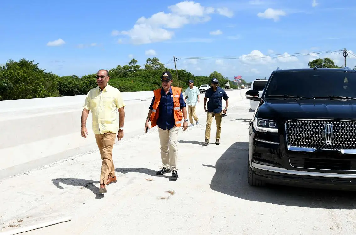 Ascención destaca avance de obras se construyen en La Vega y Santiago