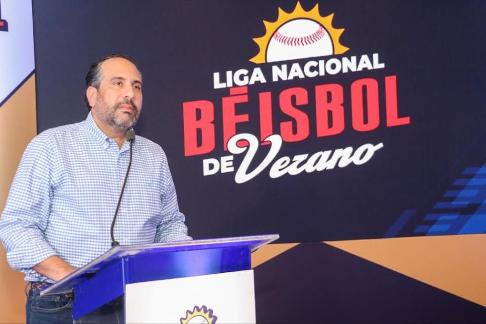 El director ejecutivo del Instituto Nacional de Educación Física (INEFI), Alberto Rodríguez Mella, durante el anuncio y presentación del Torneo de Béisbol de la Liga de Verano.