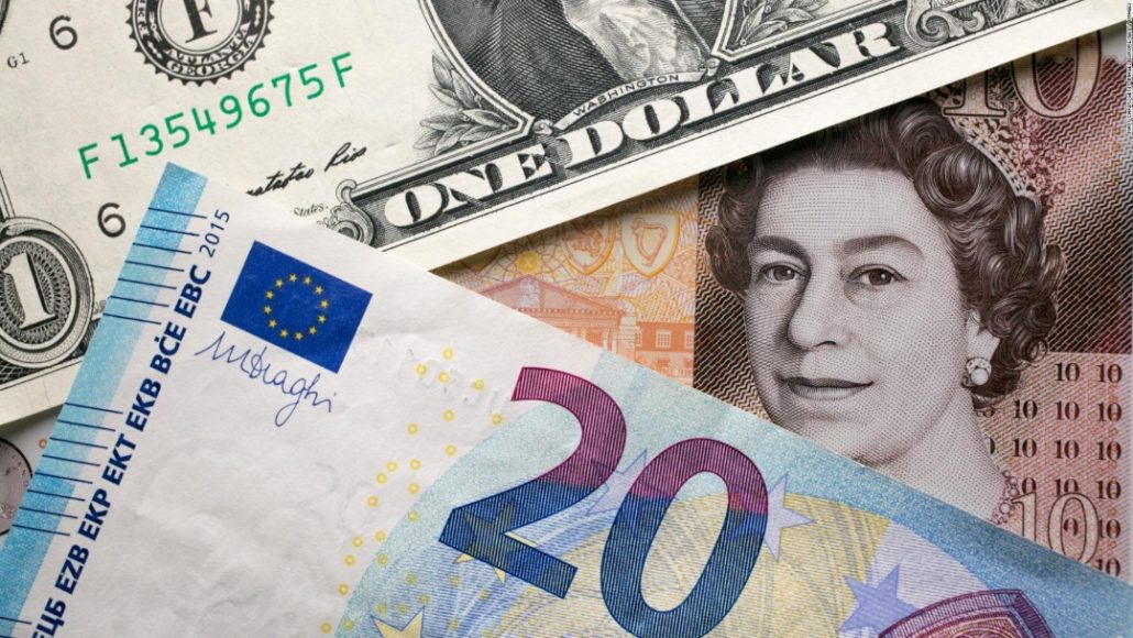 El euro cae y se cambia por debajo de 1,0750 dólares por la cautela