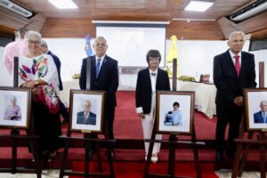 Colegio Médico otorga su máximo galardón a cuatro destacados galenos