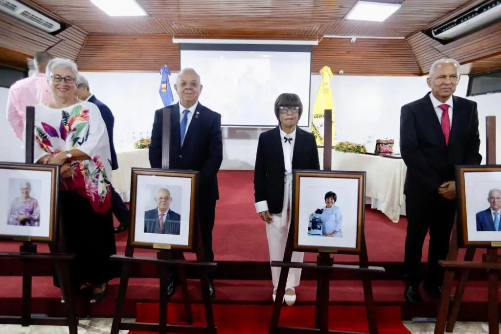 Colegio Médico otorga su máximo galardón a cuatro destacados galenos