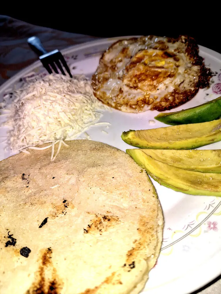 Arepa con huevo, queso y aguacate.