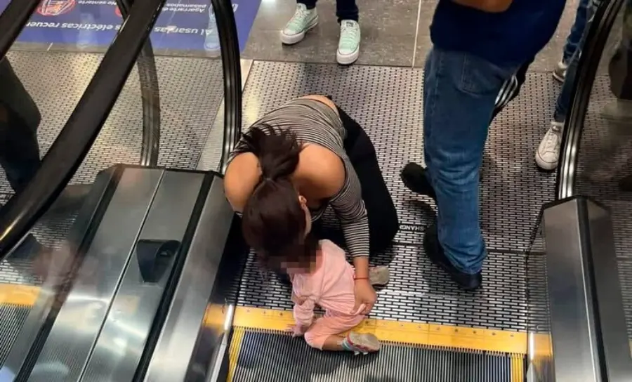 Captan video cuando dedos de una bebé se atoran en escalera eléctrica