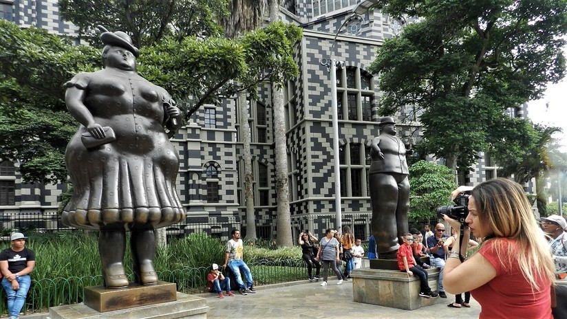 Esculturas 'Mujer vestida' y 'Hombre vestido', del artista Fernando Botero en la plaza Botero, en Medellín, Colombia
