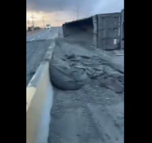 Camión volcado en la Autopista 30 de Mayo