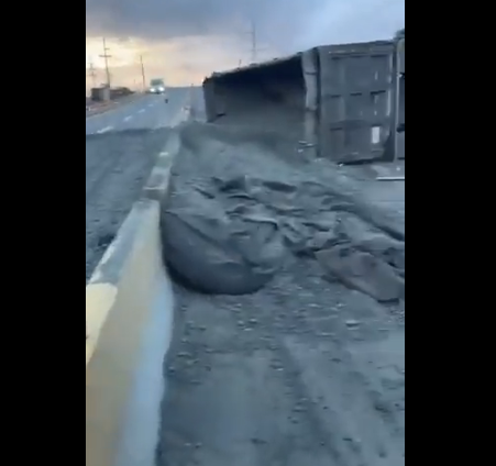 Camión volcado en la Autopista 30 de Mayo