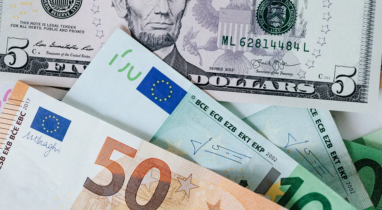 El euro sube hasta 1,0750 dólares tras la inflación de EEUU