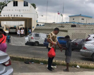 Niños trabajan en las afueras de la cárcel de La Victoria removiendo los sellos de los brazos de los hombre que van de visita.