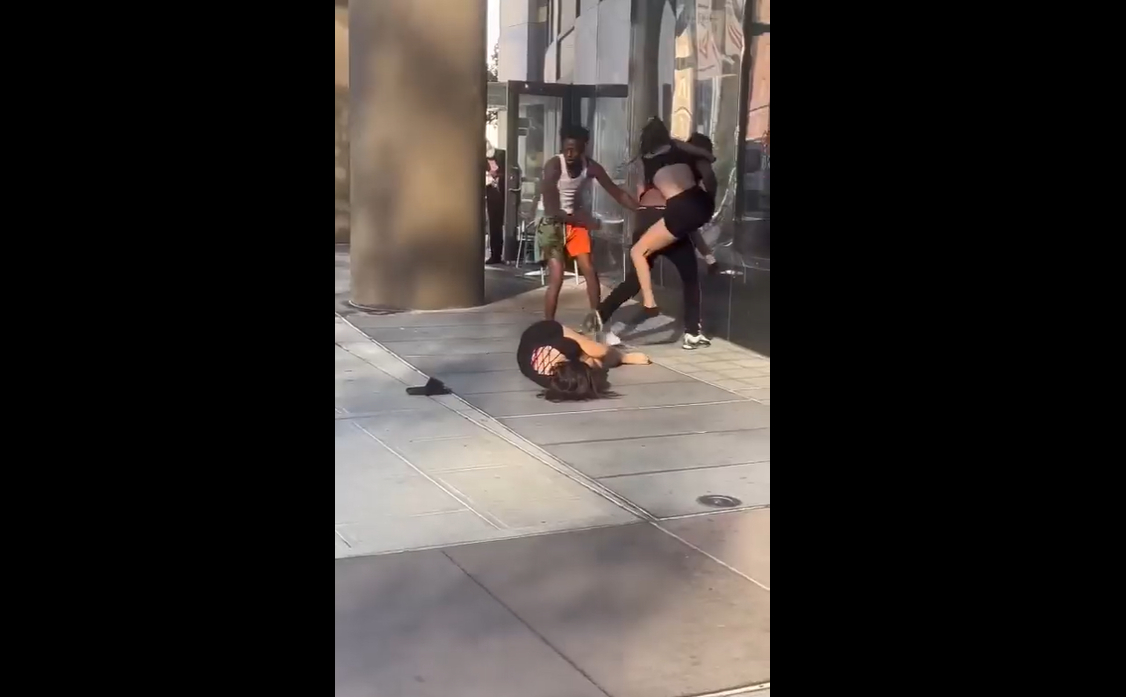Hombres golpean a plena luz del día a dos mujeres en medio de la calle