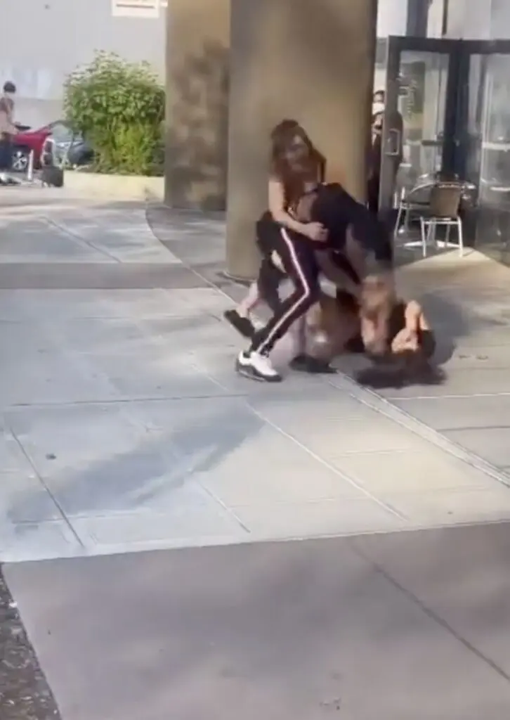 Hombres golpean a plena luz del día a dos mujeres en medio de la calle