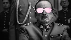 El Conde, película de Netflix donde Pinochet es vampiro, gusta a la crítica