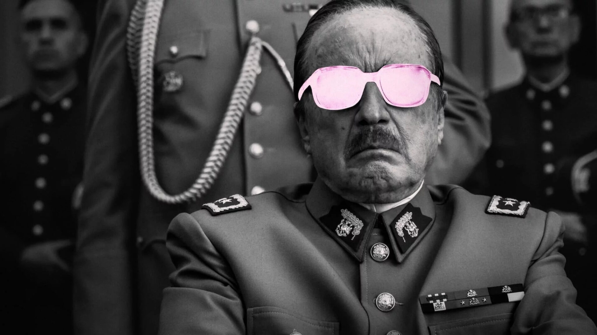 El Conde, película de Netflix donde Pinochet es vampiro, gusta a la crítica