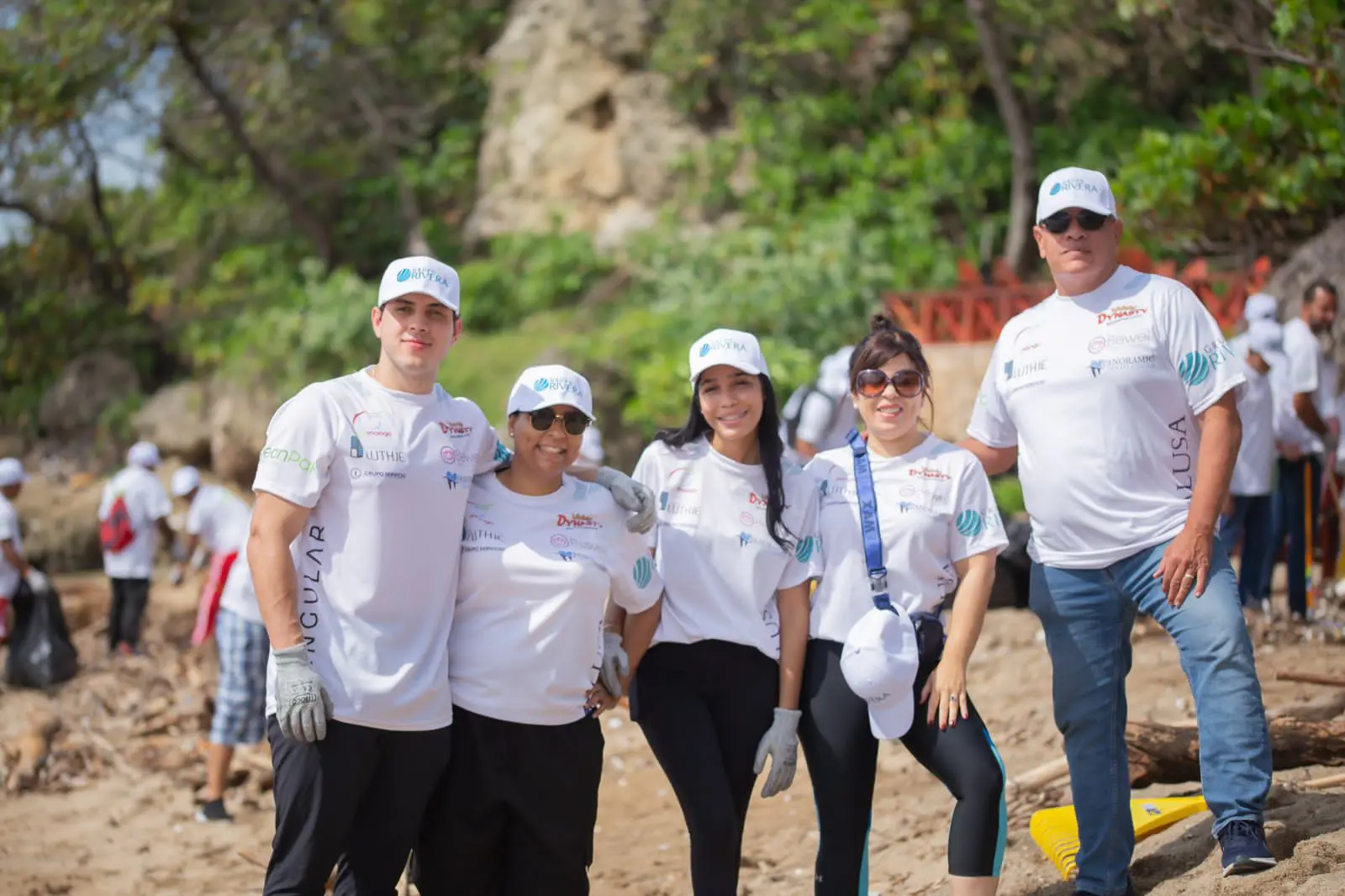 Entidades se unen para limpiar la playa Najayo, tras el paso tormenta Franklin