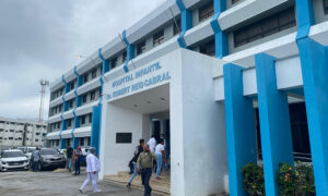 El centro de salud de referencia recibe a muchos niños con síntomas de dengue. Luduis Tapia