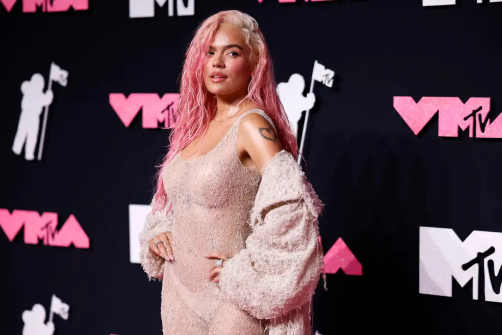 El costo del vestido con transparencias de Karol G en los VMAs 2023