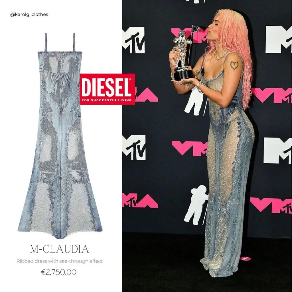 El costo del vestido con transparencias de Karol G en los VMAs 2023