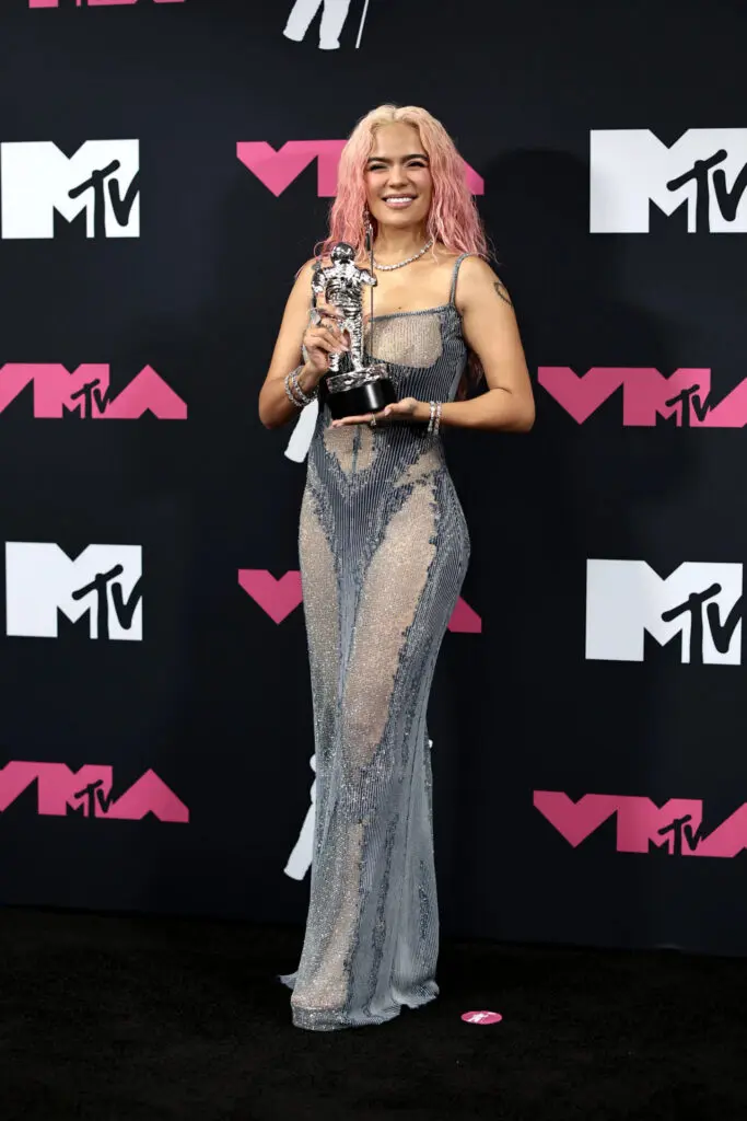 El costo del vestido con transparencias de Karol G en los VMAs 2023