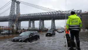 Las lluvias extremas en Nueva York afectan la movilidad terrestre, aérea y subterránea