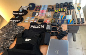 Pareja en Ocoa poseía armas, equipos y carnets falsos de policía