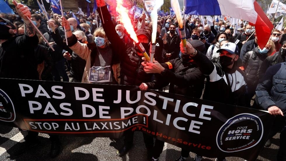 París, Francia - 21 de mayo de 2016: la gente en cola Les Journees