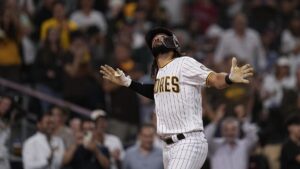 Fernando Tatis Jr luce bat flip en la noche de su bobblehead