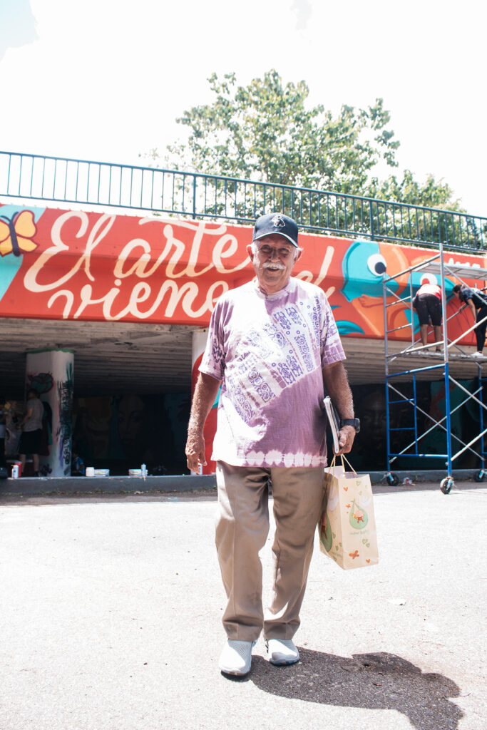 Thimo Pimentel durante la ejecución del mural