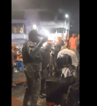 Agentes policiales se llevan bocinas del Parque San José