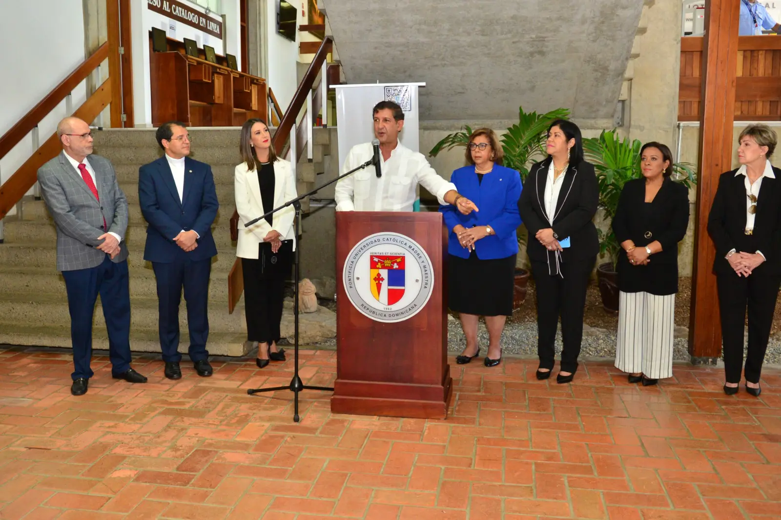 PUCMM Santiago recibe exposición de portadas de El Caribe