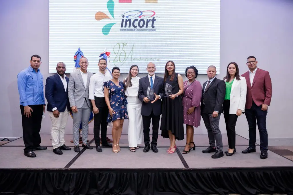 Los doctores José Caraballo y Ana Carolina de la Cruz reciben reconocimiento como coordinador de trasplante destacado y centro innovador y mayor trasplantador de órganos en el país, respectivamente, junto al equipo de trasplante del Hospital Plaza de la Salud