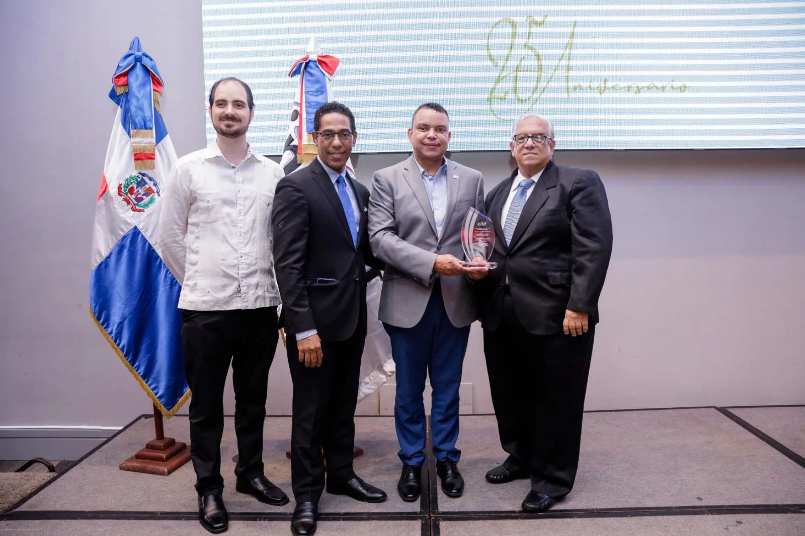 El director del Hospital Ney Arias Lora, Dr. Julio Landron y el Dr. David Cuevas, coordinador de trasplante de dicho centro, reciben de manos del director del INCORT y el Encargado Administrativo Financiero reconocimiento como el centro mayor generador de donantes en el país.