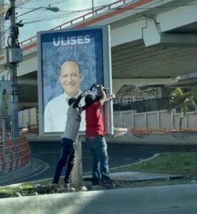 Destruyen vallas publicitarias del candidato a la alcaldía por Santiago