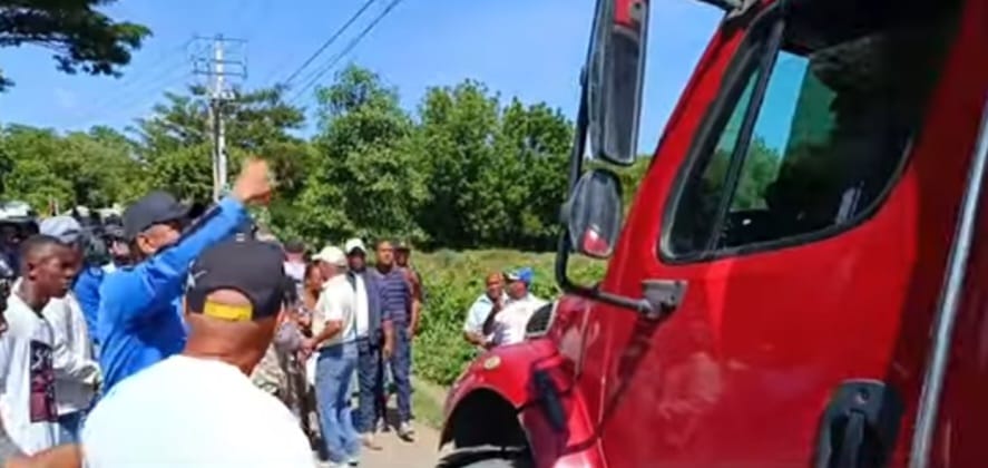 Comerciantes impiden ingreso de camiones con mercancías hacia Haití