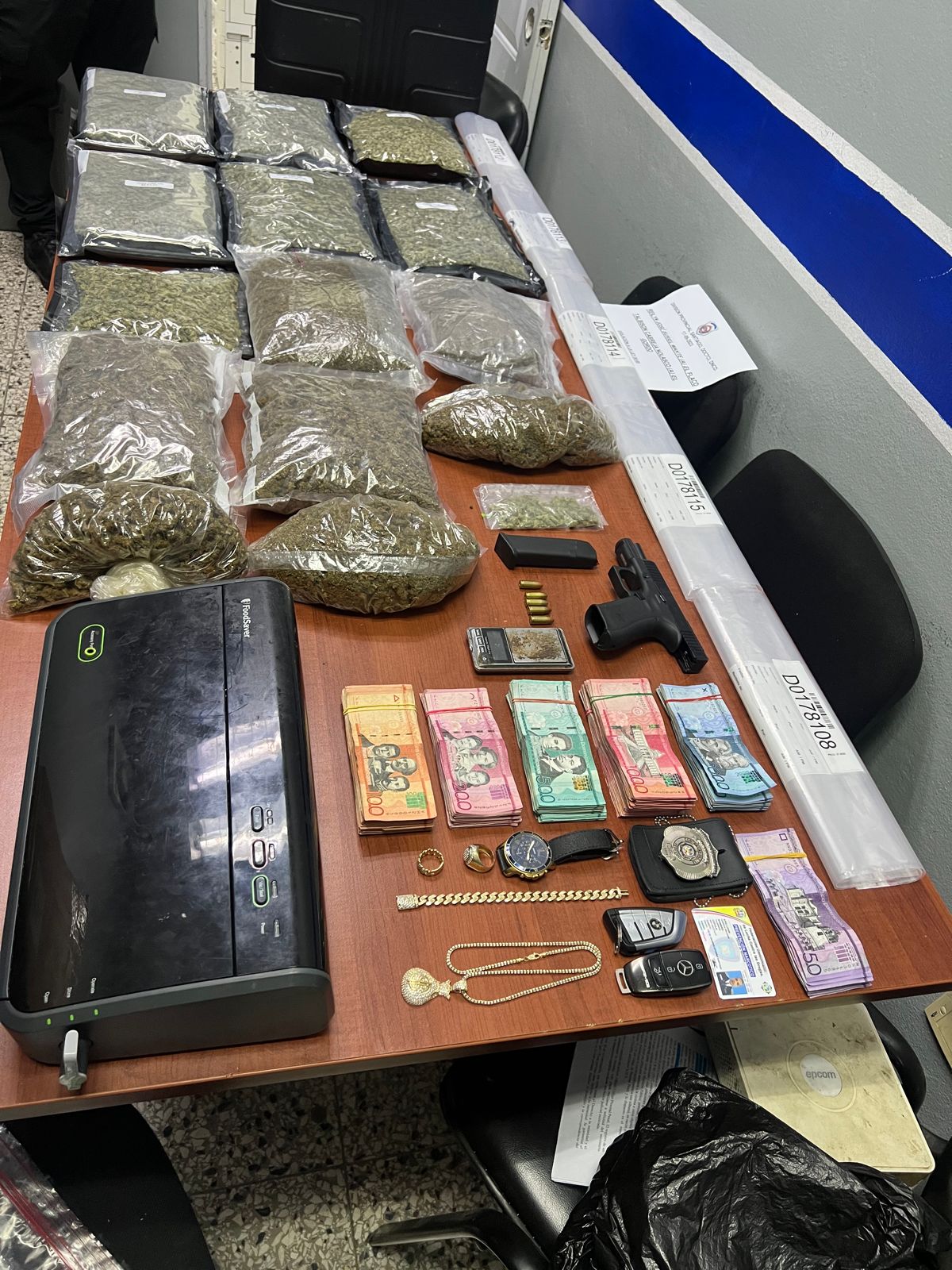 Desmantelan centro distribución de drogas en Santiago