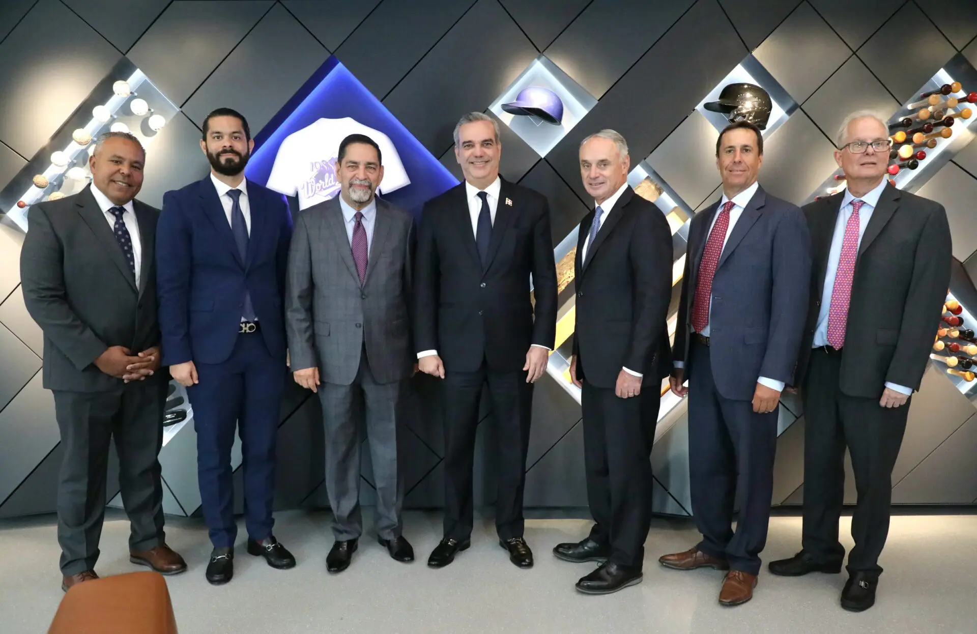 Abinader se reúne con Comisionado MLB